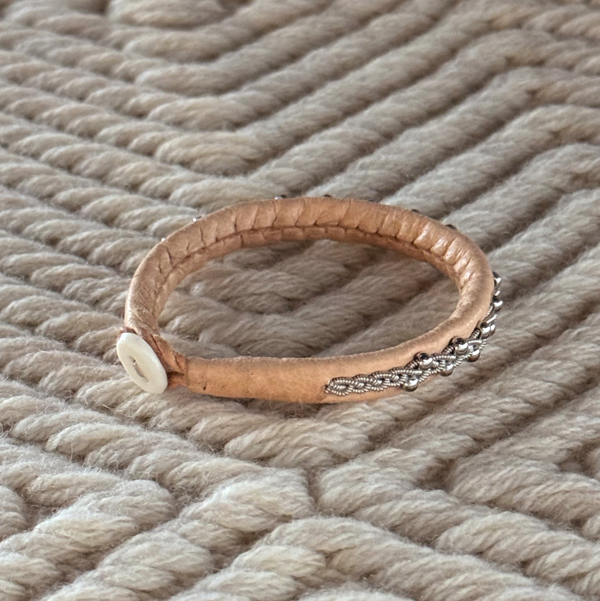 サミーブレスレット エゾシカ革で作ったサーミブレスレット_三つ編み(ビーズ) / SOTA